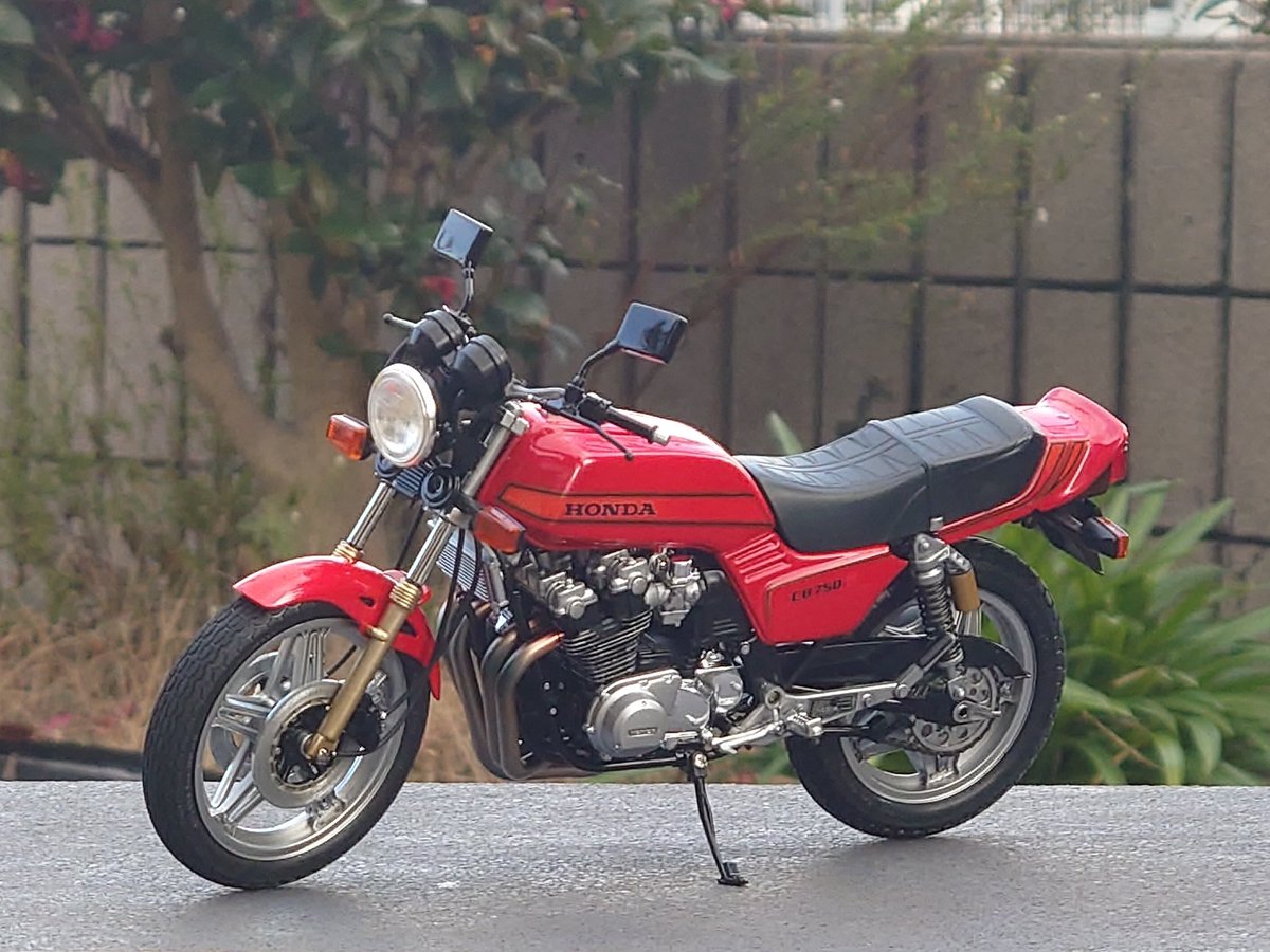 タミヤ1/12 Honda 
CB750F･カスタムチューン
完成とします❗️
マフラーエンドをディテールアップ＆サイドスタンド可動化・虎徹印の顔料（紅）を調色塗装
自然光で撮影しましたぞ📸
#タミヤ
#虎徹印