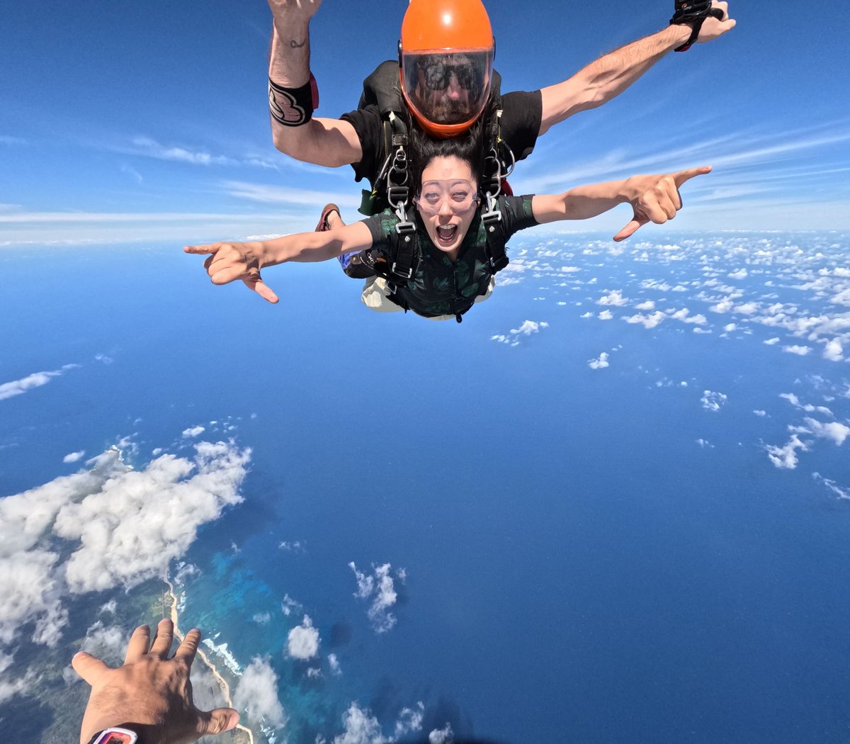 yu_nojo's tweet photo. 一生に一度は！ずっとやってみたかったスカイダイビング、ついに翔んできた！
18,000ft(5,486.4m)からのダイブは現実感が無く、想像も追いつかず、怖さは全く湧かない。
地球は丸く美しいし、空はめっちゃ寒い。その気になりゃ意外と何でも出来るもんだ。
いやはや🪂のインストラクターは凄い仕事だ……