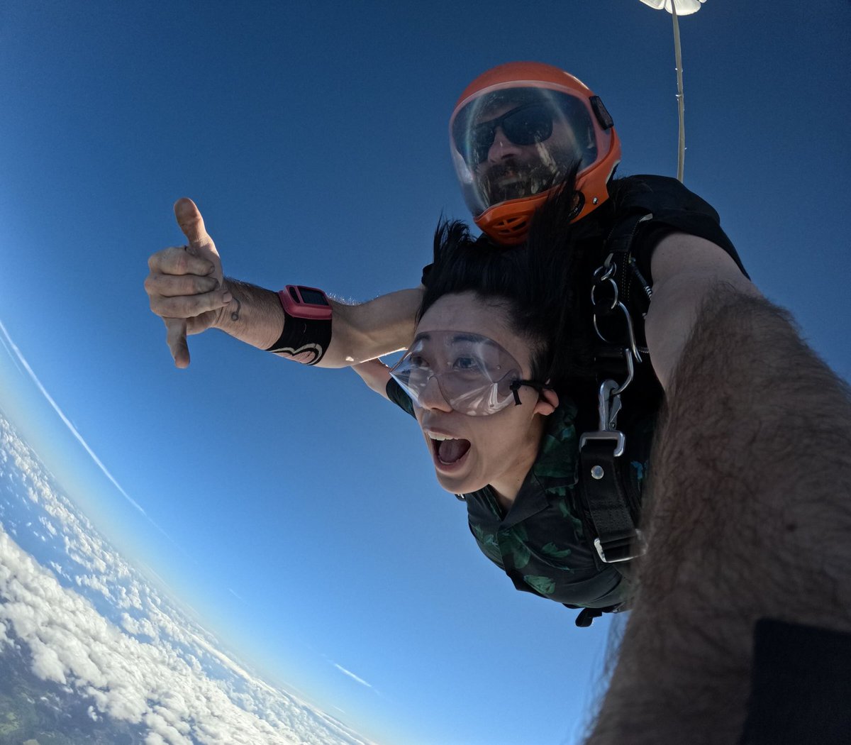 yu_nojo's tweet photo. 一生に一度は！ずっとやってみたかったスカイダイビング、ついに翔んできた！
18,000ft(5,486.4m)からのダイブは現実感が無く、想像も追いつかず、怖さは全く湧かない。
地球は丸く美しいし、空はめっちゃ寒い。その気になりゃ意外と何でも出来るもんだ。
いやはや🪂のインストラクターは凄い仕事だ……