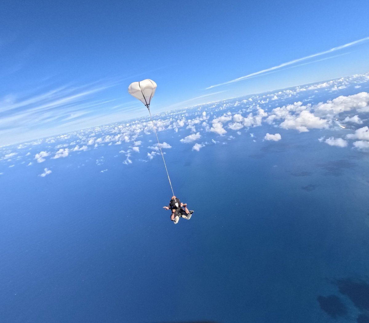 yu_nojo's tweet photo. 一生に一度は！ずっとやってみたかったスカイダイビング、ついに翔んできた！
18,000ft(5,486.4m)からのダイブは現実感が無く、想像も追いつかず、怖さは全く湧かない。
地球は丸く美しいし、空はめっちゃ寒い。その気になりゃ意外と何でも出来るもんだ。
いやはや🪂のインストラクターは凄い仕事だ……