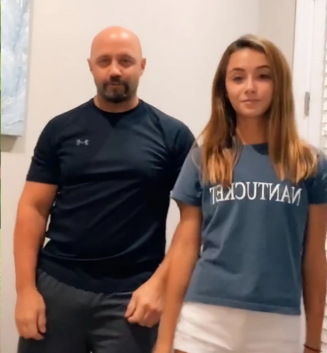 🔵 #ARŞİV | 2021 yılında ABD’de bir baba, 15 yaşındaki kızının tacizcisini, av tüfeğiyle evin kapısını kırarak içeri girmesinin ardından vurarak öldürdü.

➖️ Kızın babası, Florida’daki "Kendini Savunma" yasası kapsamında herhangi bir suçlamayla karşılaşmadı.