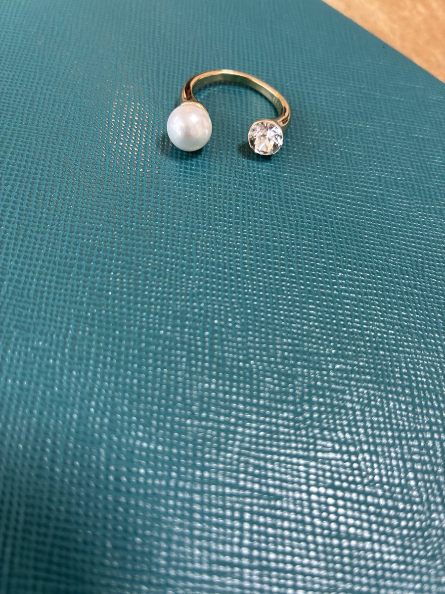 decoretwinkle's tweet photo. 2月の自宅教室での生徒さまの作品です。パールとビジューのリングです💍パールは少し大きめでビジューはクリスタル。シンプルですがパールとビジューのサイズを変える事で個性的になります👍もう1名の生徒さまは大作に挑戦中なので出来上り次第紹介します。1月の作品の紹介‥忘れてました💦次回に🙇‍♀️ https://t.co/Vs25CljPVl