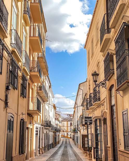 Ronda is a historic town in Andalusia, southern Spain, perched dramatically atop a plateau in the Serranía de Ronda mountains within the province of Málaga. 
#sd_city