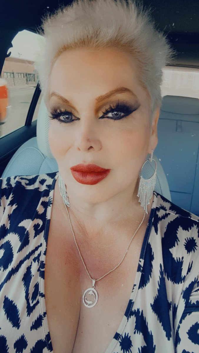 elChuneva tweet media