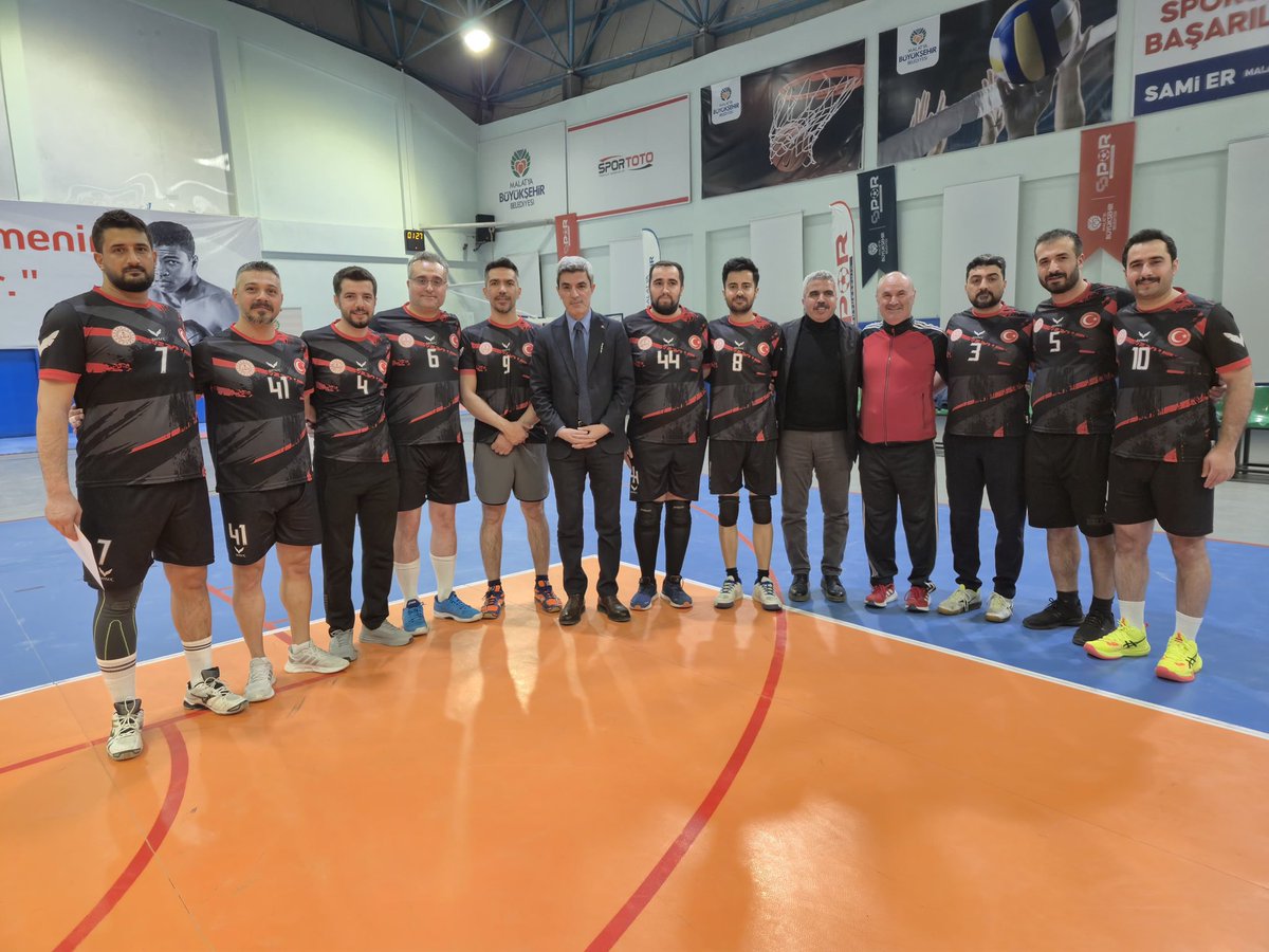 📢 Kurumlar Arası Voleybol Ligi’nde Şampiyonun belli oldu.
​Malatya Büyükşehir Belediyesi tarafından düzenlenen ve 22 kurumun katılımıyla gerçekleşen Kurumlar Arası Voleybol Ligi, muhteşem bir finalle sona erdi! ✨
​📍 Muhammed Ali Clay Spor Salonu’nda oynanan dev finalde,