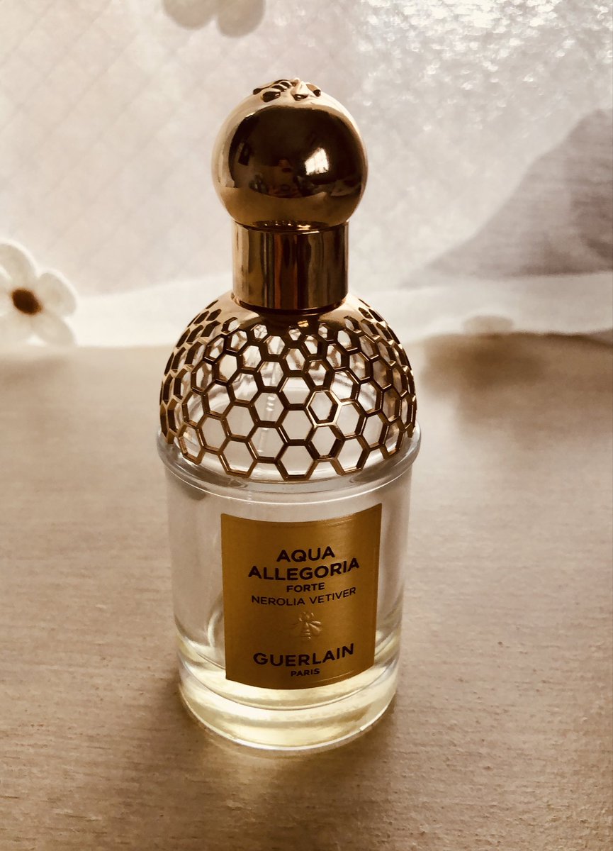 maririnparfum8's tweet photo. 『この季節、どんな香りを纏ってる？』と、聞かれる事が多く。。今はこちら☘️^_^#Guerlainjp ★AQUA ALLEGORIA★
〜FORTE 〜NEROLIA VETIVER⭐︎
甘さのない、グリーン全開！の、ビターなネロリの香りが、気に入ってます💚
アウトドアシーンにも、ピッタリ🍃
#parfun   #ゲラン　#オードパルファム https://t.co/HfPOdlABjl