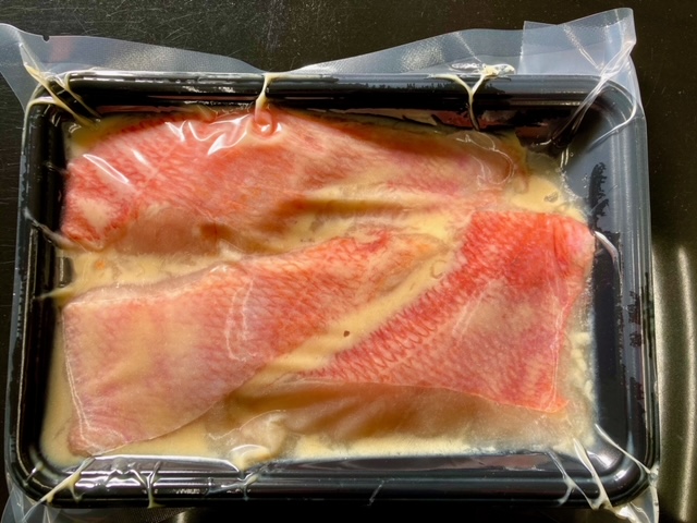 hamanoin's tweet photo. 金目鯛の切落とし  
色鮮やかな切身に旨味とボリューム  好評販売中です https://t.co/eaYrYDOOlM