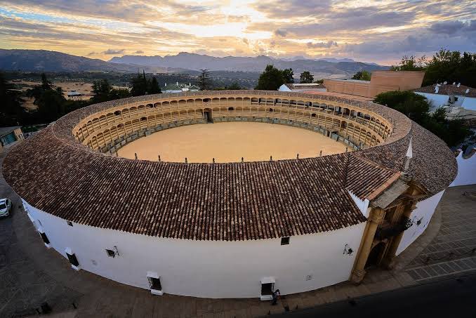 Ronda is renowned for its breathtaking location straddling the deep El Tajo gorge, carved by the Guadalevín River, which splits the town into the old Moorish quarter (La Ciudad) and the newer part (El Mercadillo). 
#sd_city