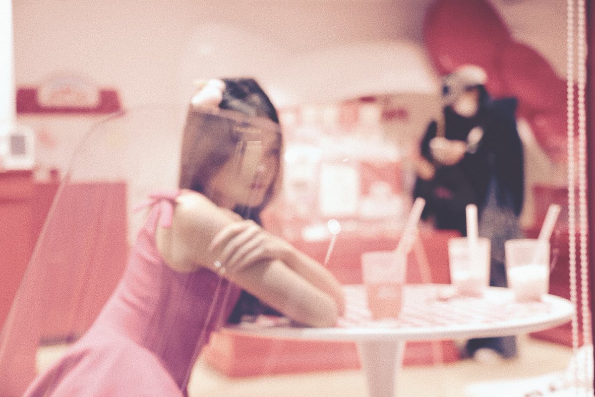 Jabin_zhu's tweet photo. 📸: Disposable Film Camera
🎞️: “Pink Dream” Series, Vol.2
A girl’s dream, hidden in a soft pink glow.
#FilmPhotography #DisposableCamera #PinkDream #MoodyPortrait #FilmIsAlive https://t.co/mYCW5CIuhh