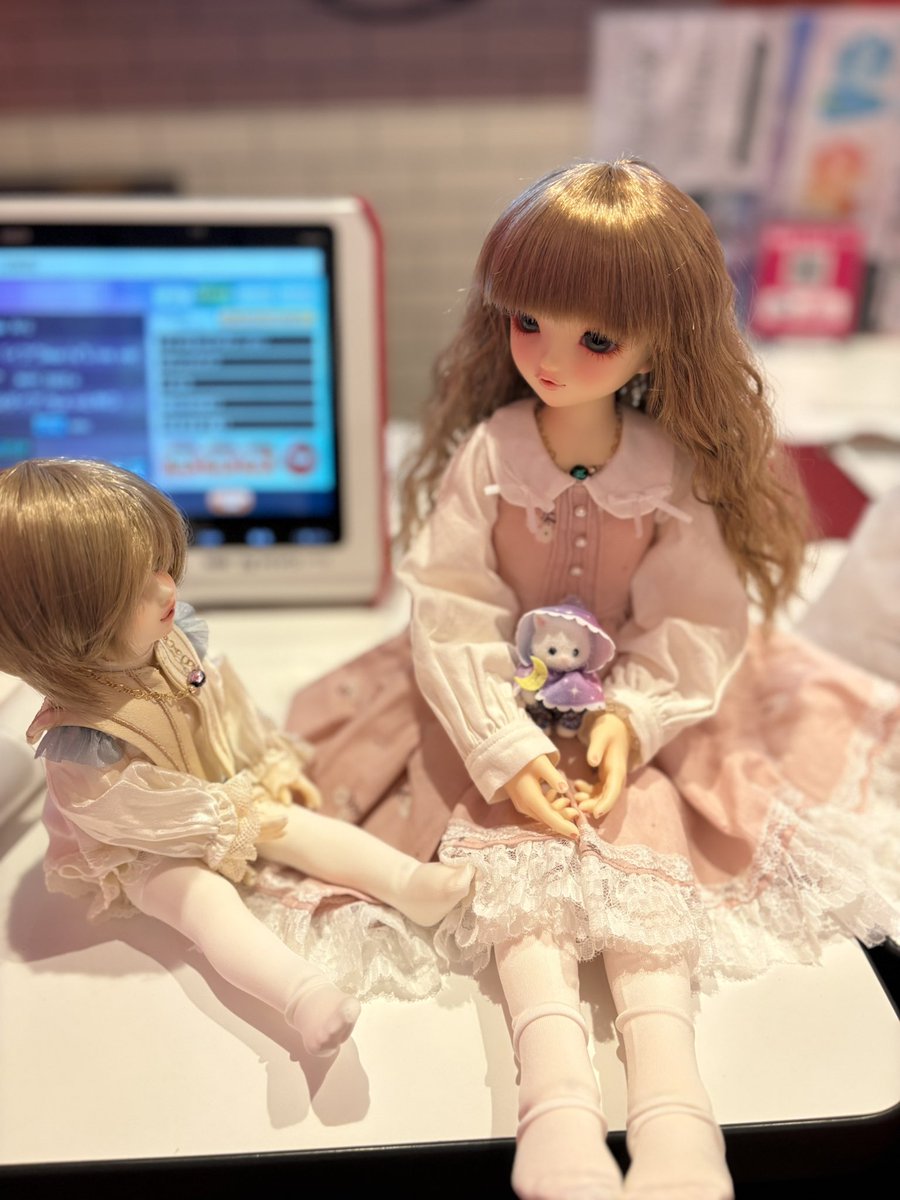 カラオケで厨二病発揮した華ちゃん…🤣（このハンドそう見えるんだよな…）

王子は私のカバンから色々漁って暇してるようです🤣