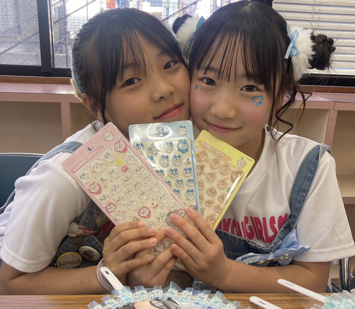20260301@メディア交流館in荒尾No.1
炭坑ガールズのファンミーティングに初めて参加した。お土産としてリーダーのゆのちゃんにドロップシールを渡す。
この2人メチャ可愛い😀😀新たな推しになりそうな2人です。
#炭坑ガールズ
#CUTIES
#ゆの<a href="/Himari_tankou/">ゆの💎炭坑ガールズ（CUTIES）</a> 
#LUNA <a href="/LUNA_tankou/">LUNA💎炭坑ガールズ（CUTIES）</a>