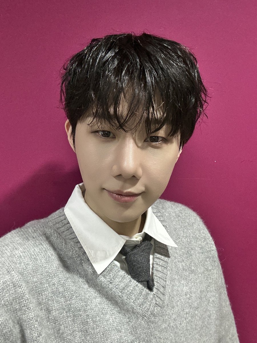 KSK_official's tweet photo. [📸] 

2026.03.07
@ MBC <쇼! 음악중심>

오늘 쇼! 음악중심 성규 보고
심장 부여잡은 시민피릿들 모여라 🗯💫

무대를 가득 채운 성규의 목소리가 
여러분의 마음에도 포근하게 스며들었길 바라며💕

오늘도 성규와 함께해 주셔서 고마웠어요💛
우리 내일 또 만나요! 

#김성규 #KIMSUNGKYU
#MBC #쇼음악중심 
#널떠올리면