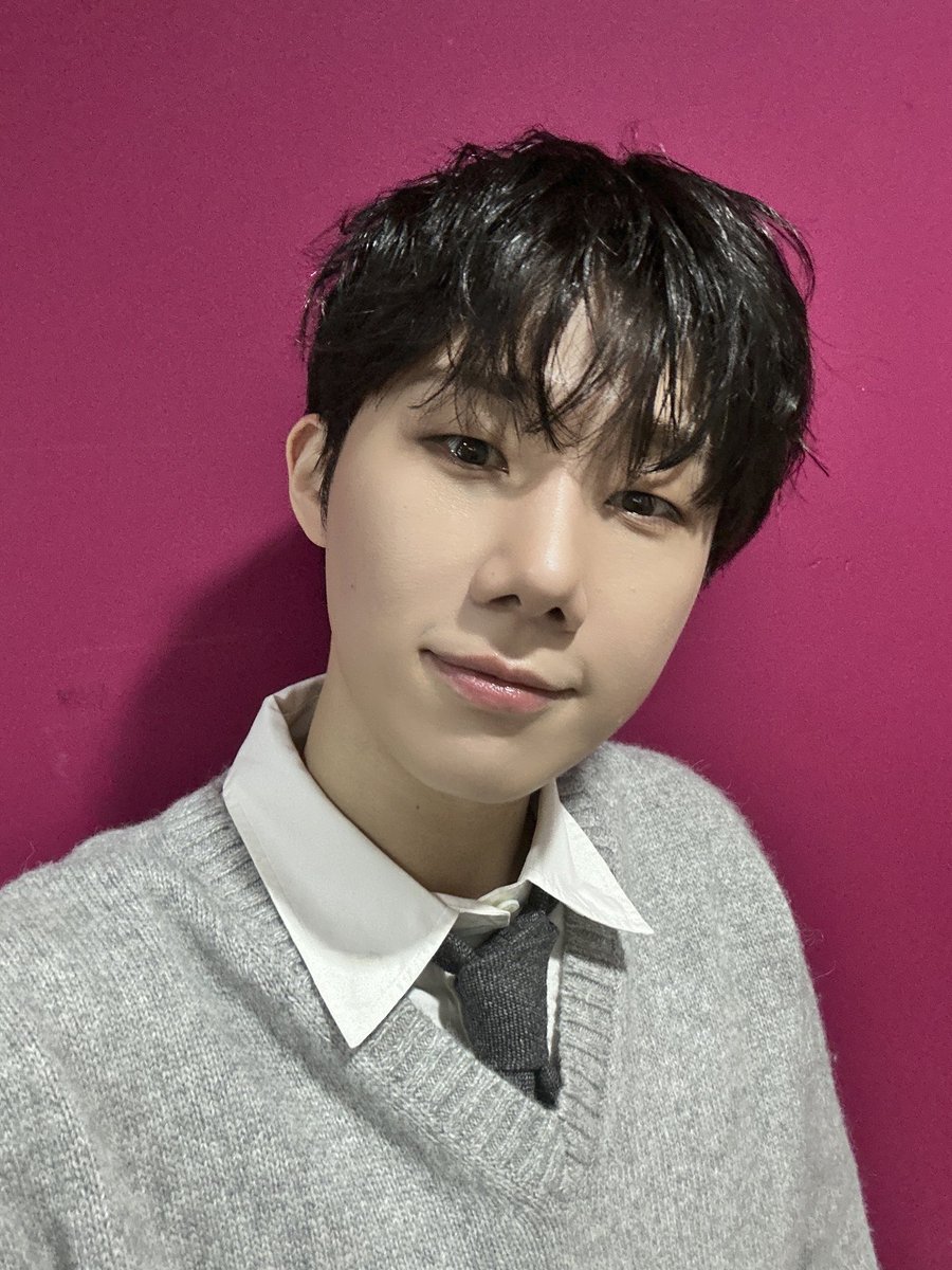 KSK_official's tweet photo. [📸] 

2026.03.07
@ MBC <쇼! 음악중심>

오늘 쇼! 음악중심 성규 보고
심장 부여잡은 시민피릿들 모여라 🗯💫

무대를 가득 채운 성규의 목소리가 
여러분의 마음에도 포근하게 스며들었길 바라며💕

오늘도 성규와 함께해 주셔서 고마웠어요💛
우리 내일 또 만나요! 

#김성규 #KIMSUNGKYU
#MBC #쇼음악중심 
#널떠올리면