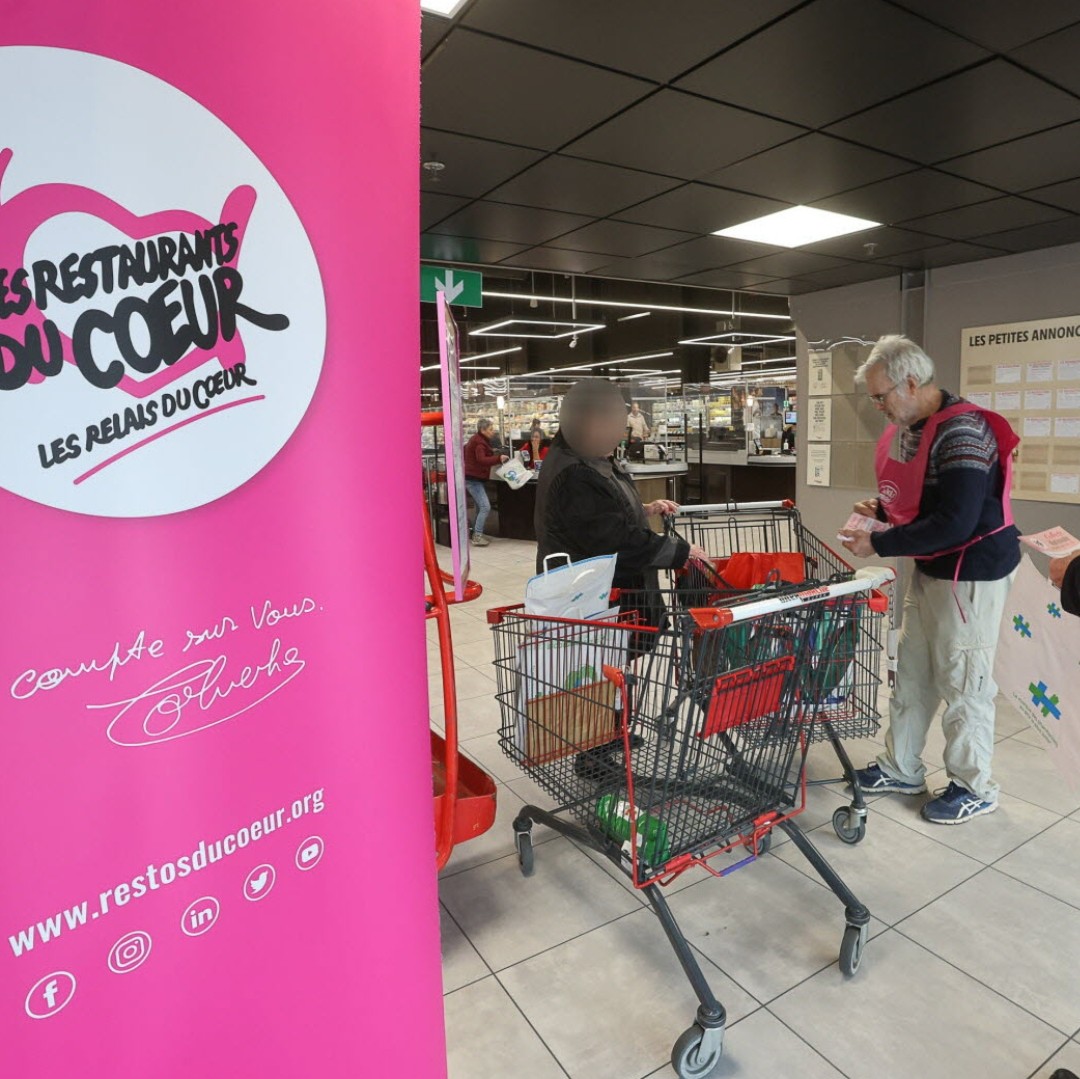 gauchecaca's tweet photo. Et c'est reparti pour la sempiternelle collecte des Restos du coeur.
Ils sont là, postés à toutes les entrées du magasin, tels des CRS quadrillant un quartier. Vous ne pouvez pas les rater, se sont bien souvent des retraités avec des tronches telles un jour sans pain et vous regardant d'un oeil réprobateur des que vous ne donnez rien.
Pour ma part je ne donne rien, nada et ils peuvent me fixer autant qu'ils le veulent.
Pour avoir un point de distribution non loin de chez moi, je sais très bien comment se passent les choses.
Ils y a certes quelques personnes qui méritent d'être aidées mais pour les autres...
C'est ainsi qu'on voit beaucoup de cassos qui s'y rendent entre deux canettes de 8°6 et de nombreux exotiques qui se permettent d'être insatisfait et de faire le tri.
D'ailleurs tous ces gens sont inscrits sur critères sociaux et se voient délivrer des colis d'office. Quant au mec sincère mais qui aura à faire face à une difficulté ponctuelle, ce sera niet sans moyen de discuter.
Ainsi, les Restos fonctionnent comme une administration, oui à l'assisté professionnel mais non au coup de main. En procédant ainsi, on prétend éviter les profiteurs or les profiteurs se trouvent déjà parmi les ayants-droit.
Vu que je n'aime pas entretenir des cohortes d'assistés ce sera toujours que dalle et je préfère réellement donner un coup de main à une personne traversant une mauvaise passe, ces dernières étant toujours les grandes oubliées du business caricatif.