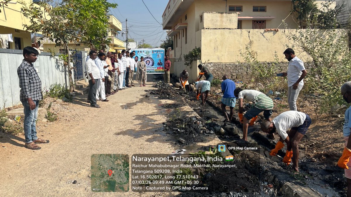 CommisionerMak1's tweet photo. Sanitation drive conducted in W.O-16 of Makthal,removal of garbage bushes and clearance of drains.Participated by  Hon’ble CP, VCP, Councillors,MC,AE,MEPMA Staff.
#PrajaPalanaPragatiPranalika99daysactionplan
#swachhsurvekshan2025
#TelanganaRising2047
@cdmatelangana @TelanganaCMO https://t.co/dVrkEeFPZQ