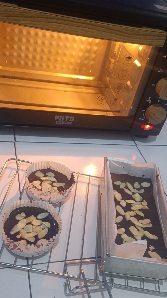 Nyambi nimbangin nanas buat nastar , kita mainkan brownies dulu ya kaka 👍