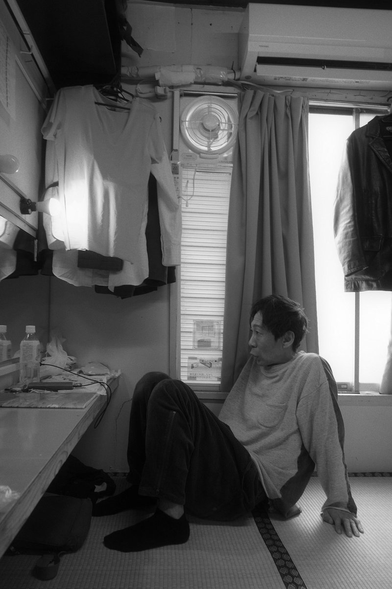 mista_guide's tweet photo. 本日『海の凹凸』19時開演。

写真は十二夜君がセンス良く撮ってくれた。

水俣病の公式確認から70年。
東日本大震災から15年。
今は2026年。

頑張ります。

serial number
『海の凹凸』
作・演出:詩森ろば
@下北沢ザ・スズナリ
【詳細】https://t.co/FiYnDtX0K0

#serialnumber
#海の凹凸 https://t.co/AIVuw6nWhZ