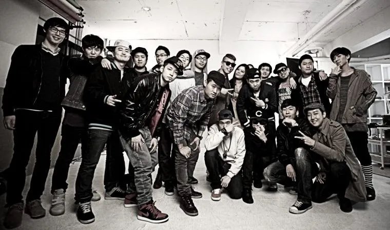 Khhproject_ID's tweet photo. Dulu, kiblatnya underground KHH itu ada di Master Plan (MP). Club ini tempat "suci" yang ngelahirin banyak legenda, salah satunya Garion. Pas MP akhirnya tutup, para rapper yang biasanya cuma manggung club-to-club mulai muter otak dan akhirnya mendirikan independent record labels.

Salah satu label yang paling berpengaruh saat itu adalah Soul Company. Label ini didirikan tahun 2002 sama murid "TK Hiphop"-nya MC Meta, yaitu Kebee dan The Quiett.
Selain mereka, ada nama besar kayak Crucial Star dan Mad Clown. Soul Company sukses besar lewat album dan konser-konser mereka, tapi sayangnya, setiap era ada akhirnya, tahun 2011, label legendaris ini resmi bubar.