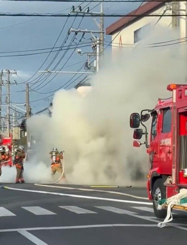Gt8VUlzRG7buafO's tweet photo. 【火事情報】#交通情報 県道87号線 埼玉県北足立郡伊奈町 伊奈学園前交差点付近 黒煙あがる車両火災 周辺道路一時交通規制3月7日 #埼玉 #伊奈町 #火災 : ニュース速報あれこれ総合 https://t.co/AxaRnHW92y #NHK #埼玉県 火事消防車サイレン場所出動土曜日 https://t.co/o2XFyaqBZs