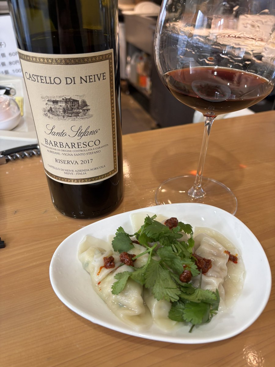 koutarouspecial's tweet photo. Castello Di Neive Santo Stefano Barbaresco Riserva 2017
熟成のガーネット、繊細でエレガントな酸を伸びやかに残しつつ、赤系果実、微細なハーブが開き、骨格が通り、完璧なバランスで各要素を解き放つ。余韻が極めて長い。トリュフのシュウマイと最高に合う。
Mikiya Gyoza Stand
@Gyoza_Stand https://t.co/9zRYmbmWnc