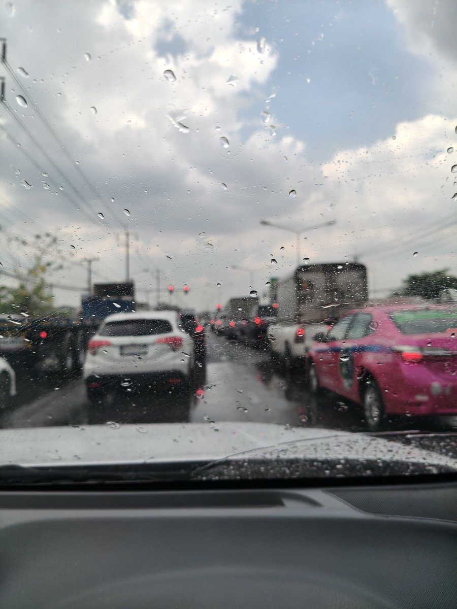 KvsKun30861's tweet photo. ฝนตกบรรยากาศ มันดีเนอะ💦🤣 #สาย4 #สาย5  #อ้อมน้อย  #อ้อมใหญ่ https://t.co/2oIoLZBz4y