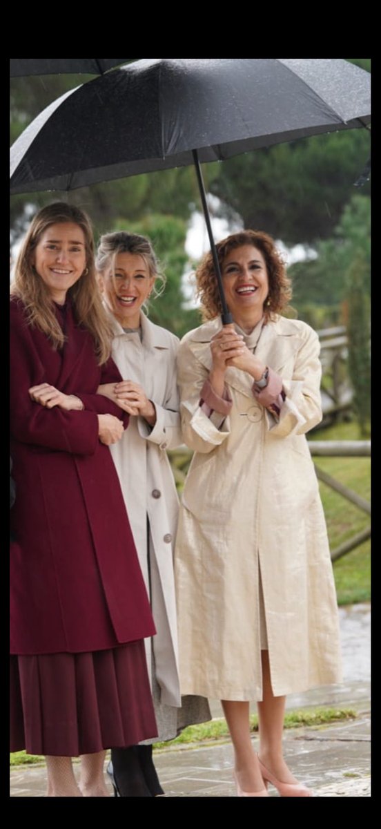 Estos miserables no solo se ríen de nosotros, sino también de nuestros muertos.
Se montan un “funeral fake” en la universidad de Huelva (solo por dos de las víctimas y sin público ni familiares) y una vez hecha la foto y ya impostada la carita triste, estas brujas se “descojonan