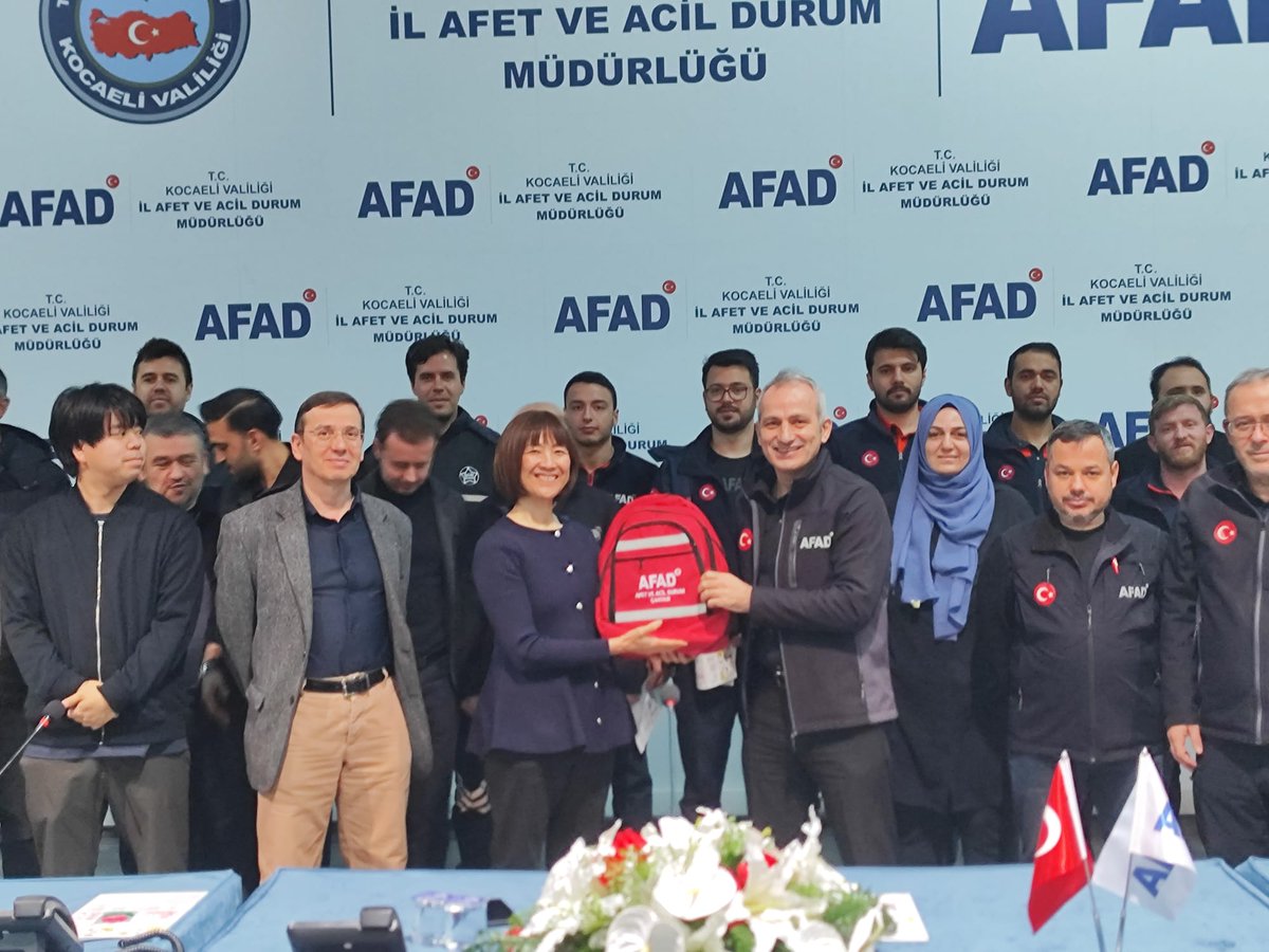 Selcuk1Toprak's tweet photo. 2) Metaverse tabanlı eğitici oyun ile deprem öncesi, anı ve sonrası doğru davranışlar da tanıtıldı.

Ayrıntılı bilgi:
 https://t.co/Rb6sESJXMZ

#MARTEST #SATREPS #DisasterResilience #VR #Metaverse https://t.co/Yk9nbQ8Eq8
