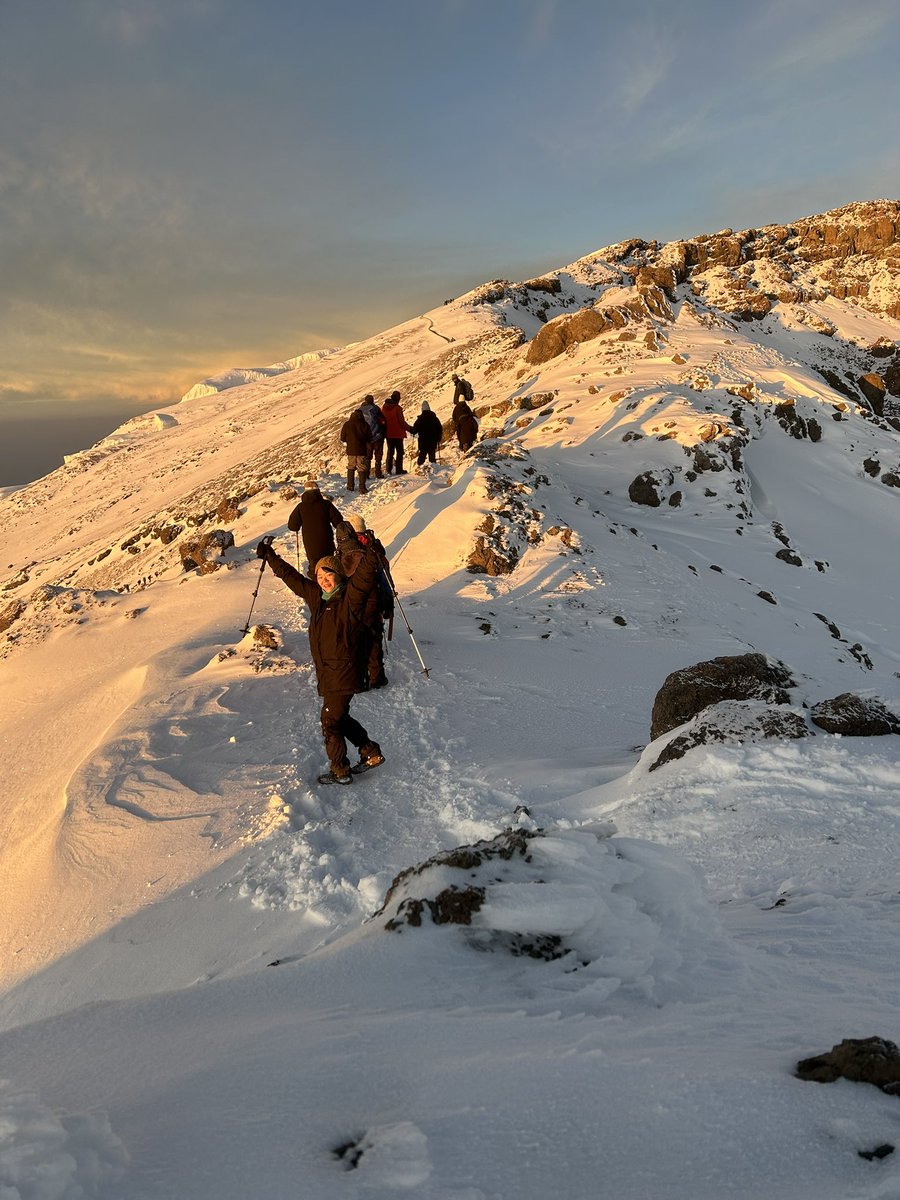 karin6962's tweet photo. 4ヶ月連続ジャロ、最後のキリマンジャロ！
お客さん16名登頂、15名ウフル🏔️
お客さんが楽しんでいたり喜んでいらっしゃる様子を見ていると、何度登っても良い山だなと思います
毎日お天気大荒れだったけど登頂の時だけはしっかり晴れて良かったです✨ https://t.co/QNzhipk55a