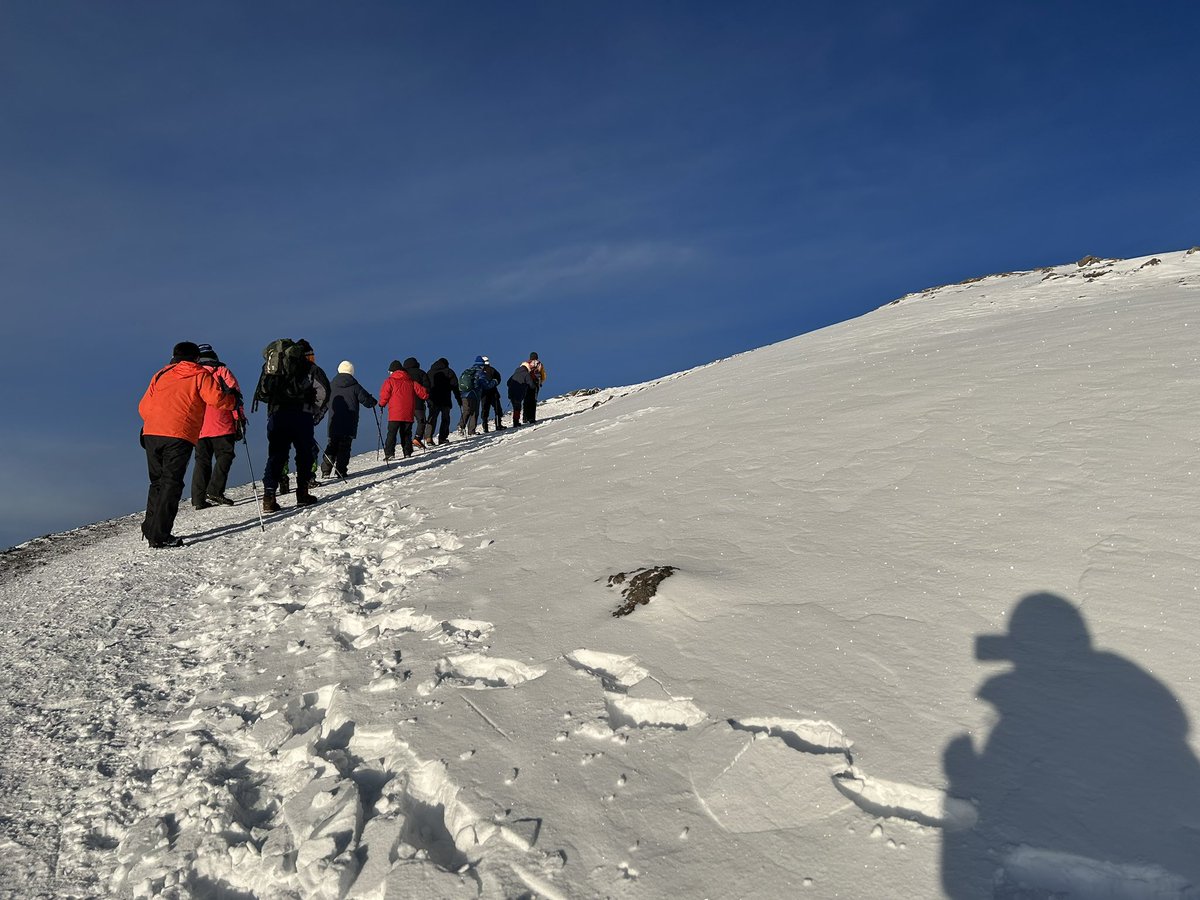 karin6962's tweet photo. 4ヶ月連続ジャロ、最後のキリマンジャロ！
お客さん16名登頂、15名ウフル🏔️
お客さんが楽しんでいたり喜んでいらっしゃる様子を見ていると、何度登っても良い山だなと思います
毎日お天気大荒れだったけど登頂の時だけはしっかり晴れて良かったです✨ https://t.co/QNzhipk55a