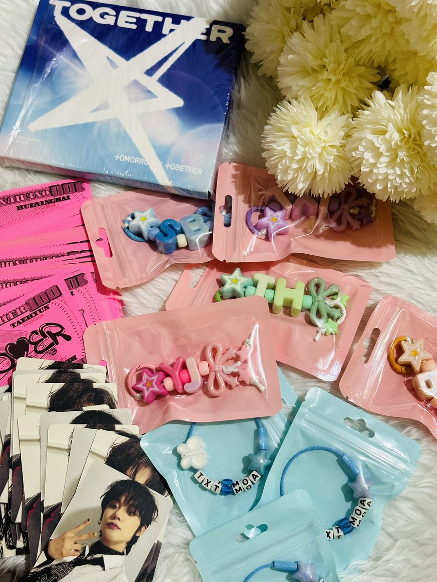 _aurorakook's tweet photo. finalized all my freebies tomorrow!

i have A:SM LoLo bills, Hoop Charms, Letter Charms, Cheeky Yeonjunie Photocards, and extra dandelions to give out!!!

although these are super limited. 

+ bc i am feeling blessed, i’ll give out this together member album to one lucky MOA https://t.co/lH8JIUjkvt