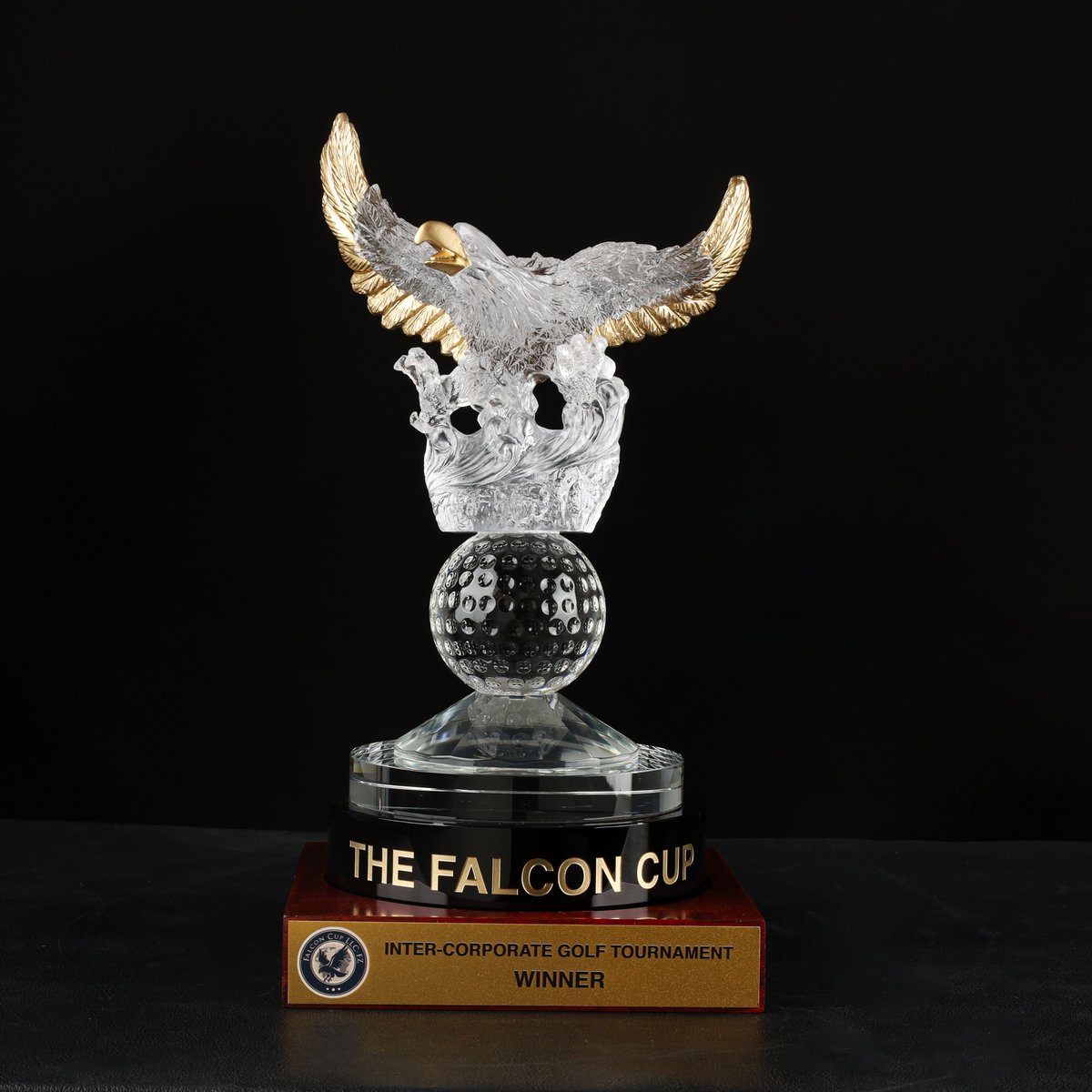 crystalcorp2's tweet photo. Falcon-themed custom crystal golf trophy designed for an inter-corporate golf tournament champion. 

More trophy designs:
https://t.co/HRtelTiEfE #CustomTrophies #CrystalAwards #CorporateAwards #TrophyDesign https://t.co/UXvgtPRG7d