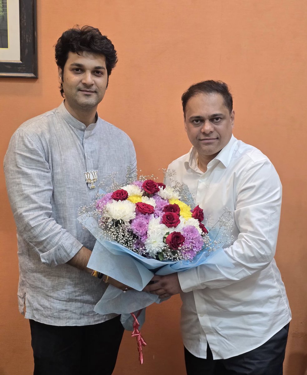 के/पश्चिम प्रभाग समिती अध्यक्षपदी निवड झाल्यानंतर श्री. रोहन राठोड यांनी माझी सदिच्छा भेट घेतली.

यावेळी त्यांना नवीन जबाबदारीसाठी मनःपूर्वक शुभेच्छा दिल्या.

#BJPMumbai #BJPParivar #Mumbai #BJP #AmeetSatamWithMumbai

<a href="/BJP4Maharashtra/">भाजपा महाराष्ट्र</a> <a href="/BJP4Mumbai/">BJP Mumbai</a> <a href="/rohanrathodBJP/">Rohan Rathod</a>