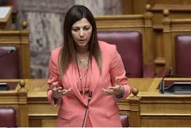 RXRqdEgogik2Z9P's tweet photo. Σ. Ζαχαράκη: 
Θα εξαφανιστούν τα φροντιστήρια με το Εθνικό Απολυτήριο!!!!!!!!

Για να κάνεις τέτοια δήλωση, ενώ επεκτείνεις τις Πανελλαδικές και στις τρεις τάξεις του Λυκείου, πρέπει να είσαι βαθύτατα άσχετος με την ελληνική εκπαίδευση και κοινωνία.
Ή είσαι ακατάσχετα ηλίθιος!!! https://t.co/1uPQHedsMw