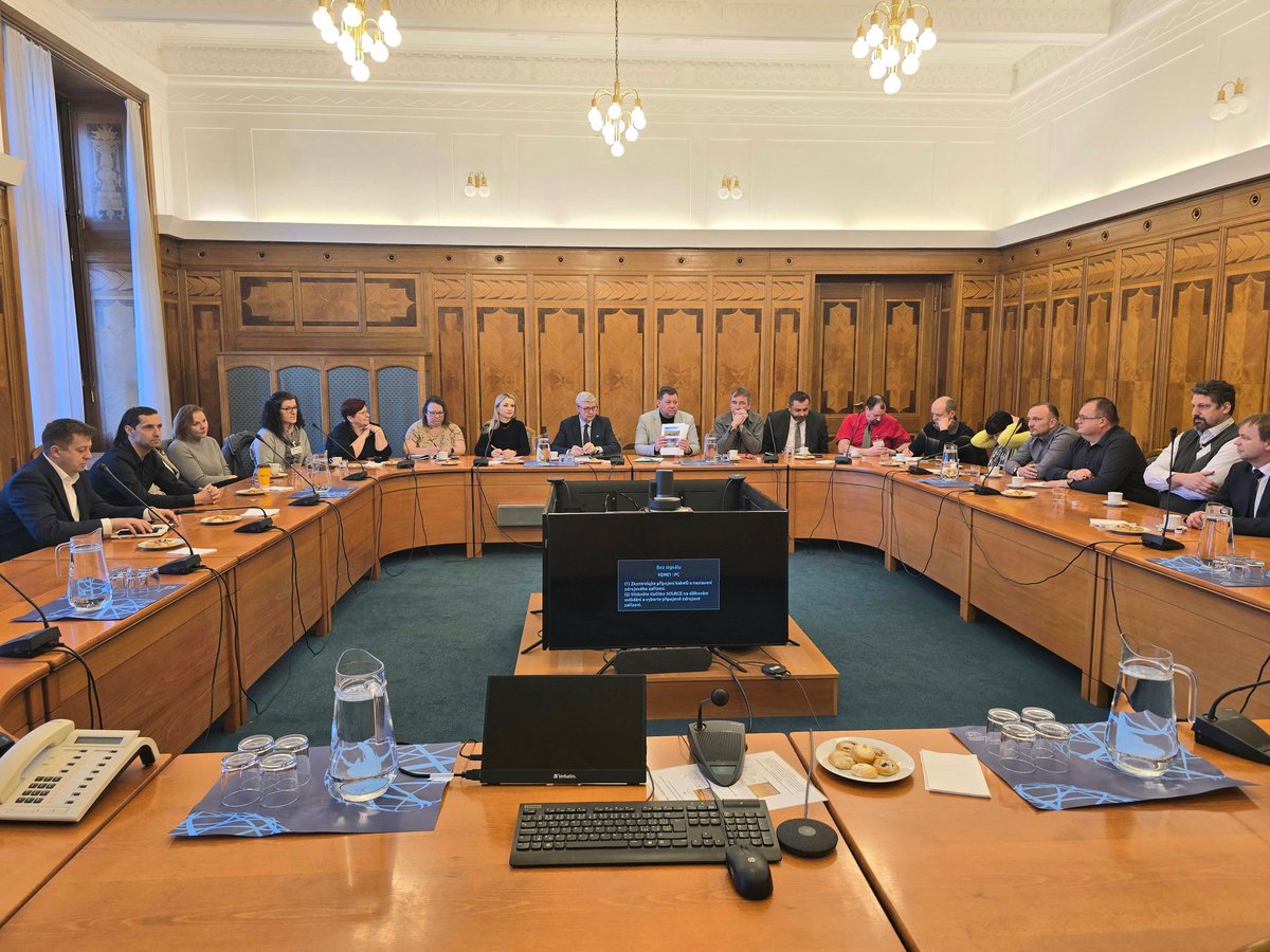KarelHavlicek_'s tweet photo. Nejsou to ruští špioni ani šiřitelé dezinformací, ale zodpovědní a hlavně vytočení starostové (z Příbramska), kteří jasně sdělují státu, že větrníky se nebudou budovat systémem “drž hubu a krok”. Chápu je a napravíme to. Včera s dvacítkou starostů dotčených obcí. Díky za debatu. https://t.co/PZZFwQT0vK