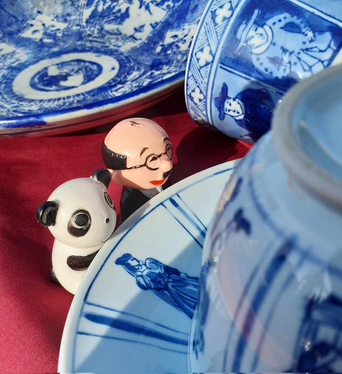 結構な人で賑わう谷中骨董市でした ブリキやレトロ玩具などもあり