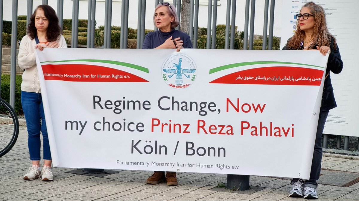 bgabonn's tweet image. #WeStandTogether #SayTheirNames #FollowTheirDreams
Kundgebung in Solidarität mit Menschen in #Iran auf dem Platz der Vereinten Nationen, #Bonn

 #FreeIran #FCKMHLLHS #JinJiyanAzadi ✌️
#BN0603

@KoeAntifa161 @AntifascistaBRS @161debunk @Baghi161 @klarekante_cgn @CityofHopeKoeln