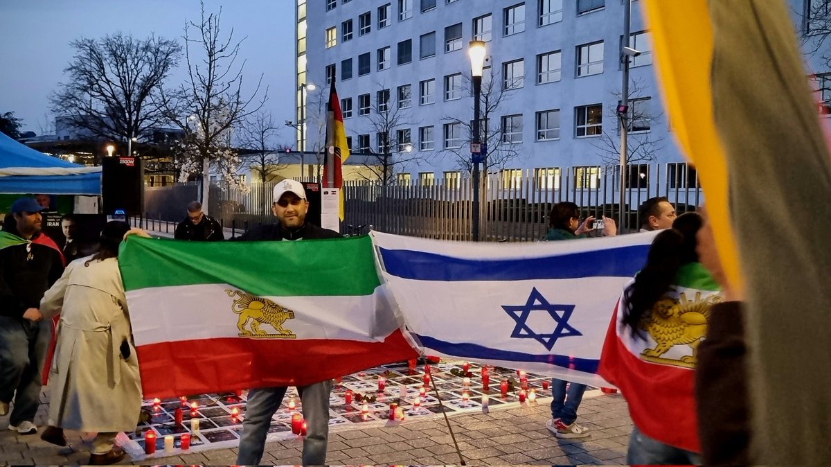 bgabonn's tweet image. #WeStandTogether #SayTheirNames #FollowTheirDreams
Kundgebung in Solidarität mit Menschen in #Iran auf dem Platz der Vereinten Nationen, #Bonn

 #FreeIran #FCKMHLLHS #JinJiyanAzadi ✌️
#BN0603

@KoeAntifa161 @AntifascistaBRS @161debunk @Baghi161 @klarekante_cgn @CityofHopeKoeln