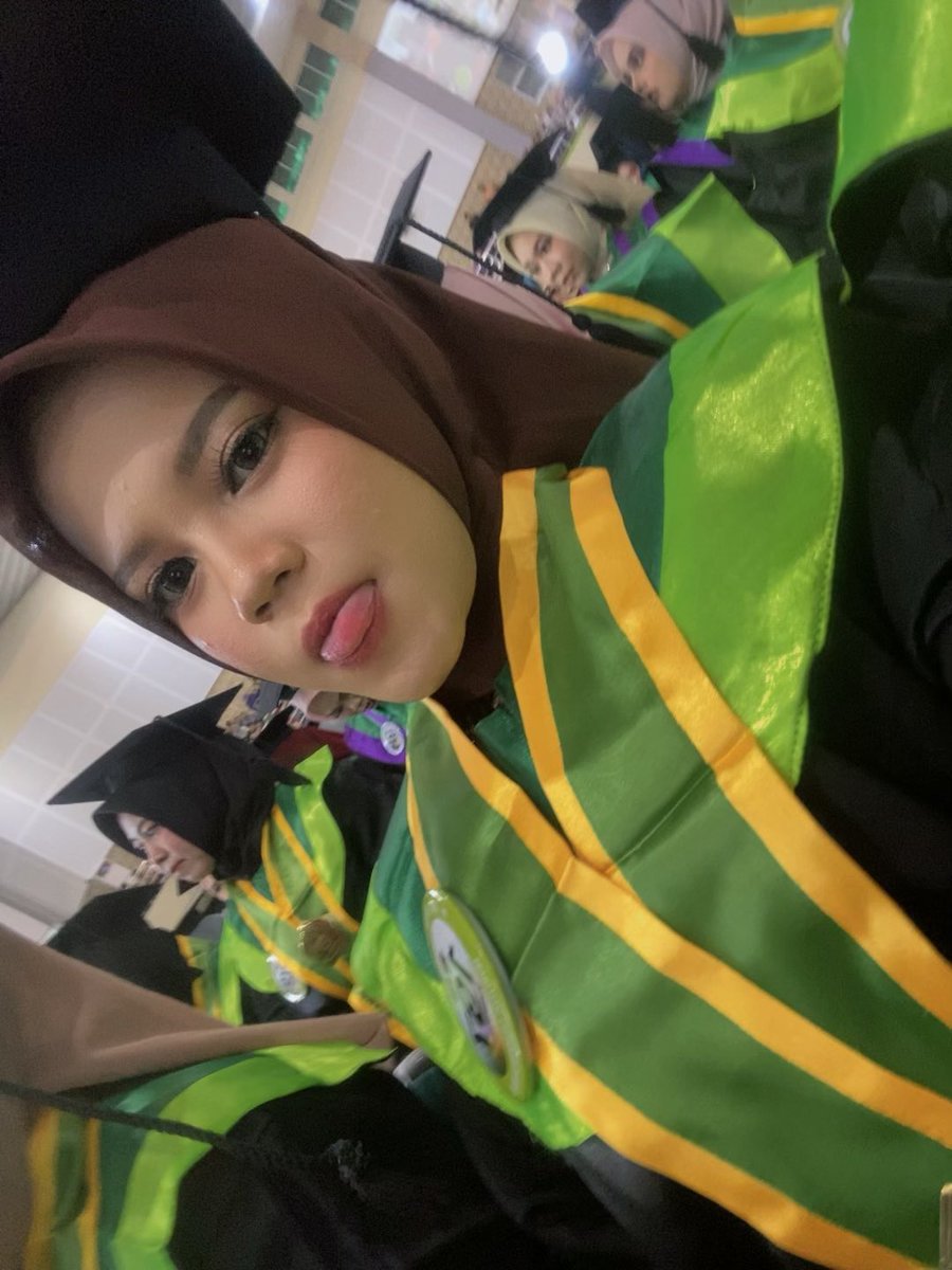 sapiraun's tweet photo. puasa” wisudaaa bjir https://t.co/TOP1PJ7rqY