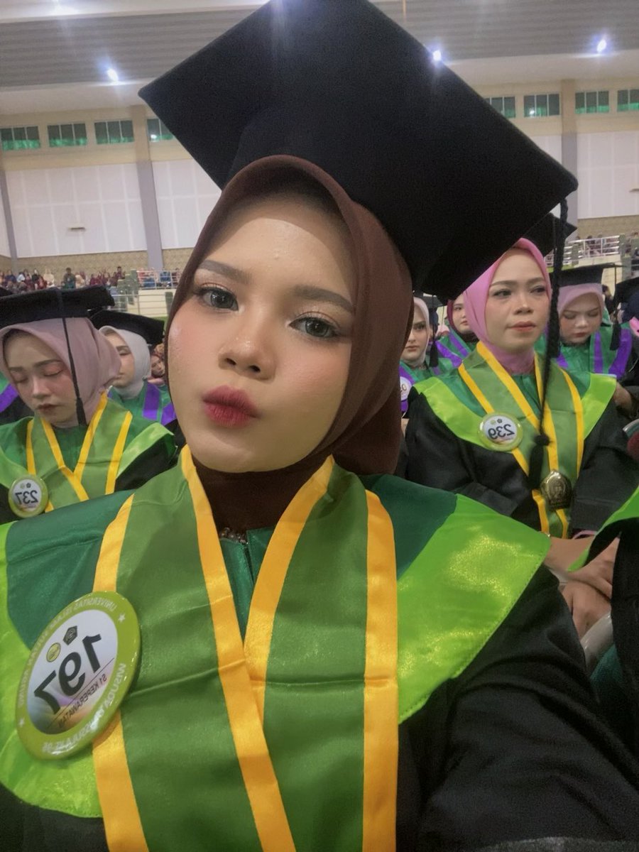 sapiraun's tweet photo. puasa” wisudaaa bjir https://t.co/TOP1PJ7rqY