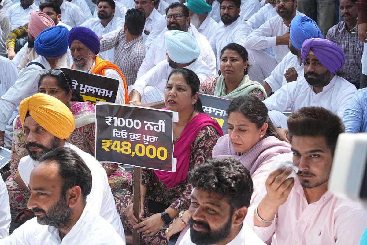 BadlaKaur's tweet photo. पंजाब में परिवर्तन का शंखनाद ह�� चुका है
प्रदेश कांग्रेस अध्यक्ष @RajaBrar_INCजी के नेतृत्व में साथियों ने‘विधानसभा घेराव’किया।
पंजाब में AAP सरकार ने न सिर्फ जनता से झूठे वादे किए,बल्कि उन्हें धोखा भी दिया
लेकिन अब पंजाब इस धोखेबाज सरकार को सत्ता से उखाड़ फेंकने के लिए तैयार है9 https://t.co/5GtmX2Ve8L