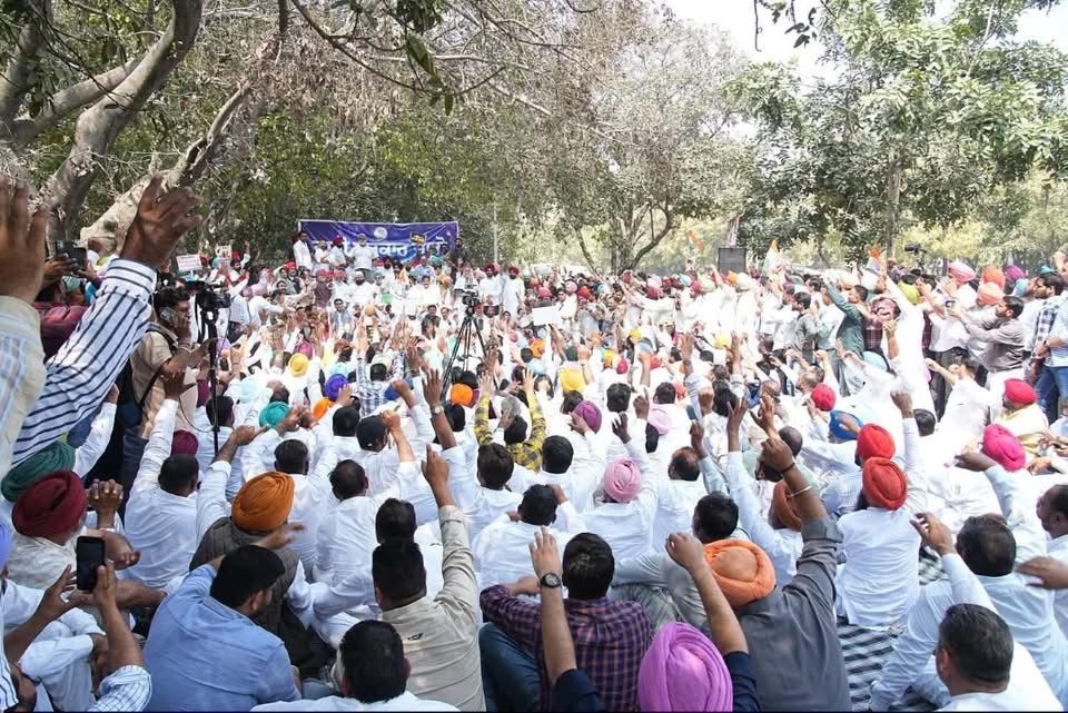 BadlaKaur's tweet photo. पंजाब में परिवर्तन का शंखनाद ह�� चुका है
प्रदेश कांग्रेस अध्यक्ष @RajaBrar_INCजी के नेतृत्व में साथियों ने‘विधानसभा घेराव’किया।
पंजाब में AAP सरकार ने न सिर्फ जनता से झूठे वादे किए,बल्कि उन्हें धोखा भी दिया
लेकिन अब पंजाब इस धोखेबाज सरकार को सत्ता से उखाड़ फेंकने के लिए तैयार है9 https://t.co/5GtmX2Ve8L