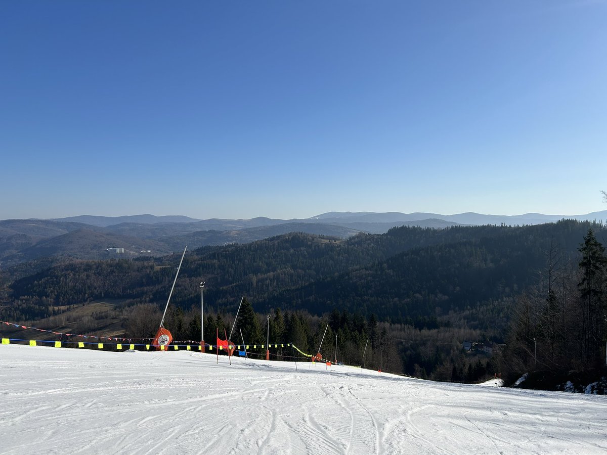 bartekstyrna's tweet photo. Soszów daje radę! O poranku doskonale warunki na stoku. Zimo trwaj ❄️ 🌞☀️ #beskidy #narty https://t.co/qWYX7FucIA