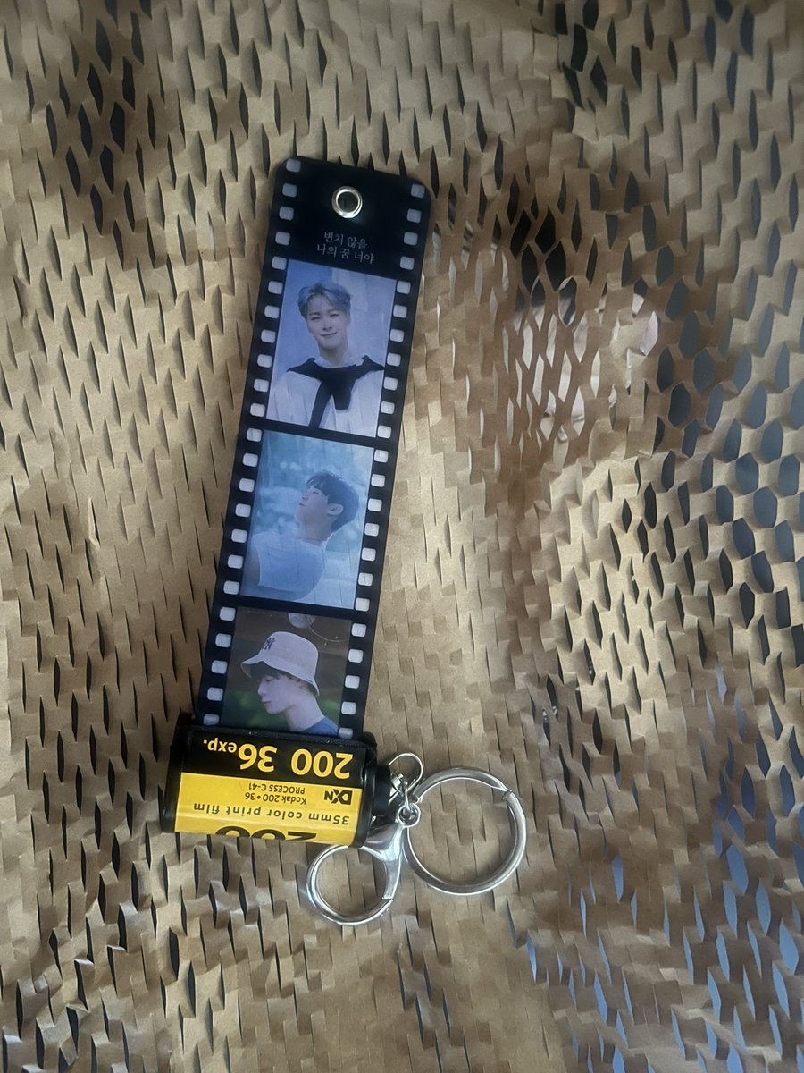 사나잇때 나눔해드릴거에요🤍
지금 사진이 빈이이긴한데🤭 
나눔할 건 따나입니다~ 🐥
윤뿅아리의 예쁜 얼굴이 담겨있는 필름키링이에요. 
7컷들어있어요. 
실물로 보면 예뻐요.
따나 나이에 맞춰 제작한거라 소량입니다 :)
원하시는 분 계실까요? 

#사나잇나눔 #빈이꺼_원하는분_?