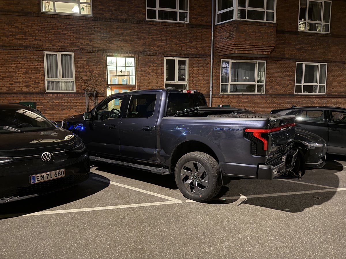 Astro_Fabi's tweet photo. Just left my apartment and was greeted by this @Ford F-150 Lightning. 🤩 https://t.co/39hD1ZyQ1j
