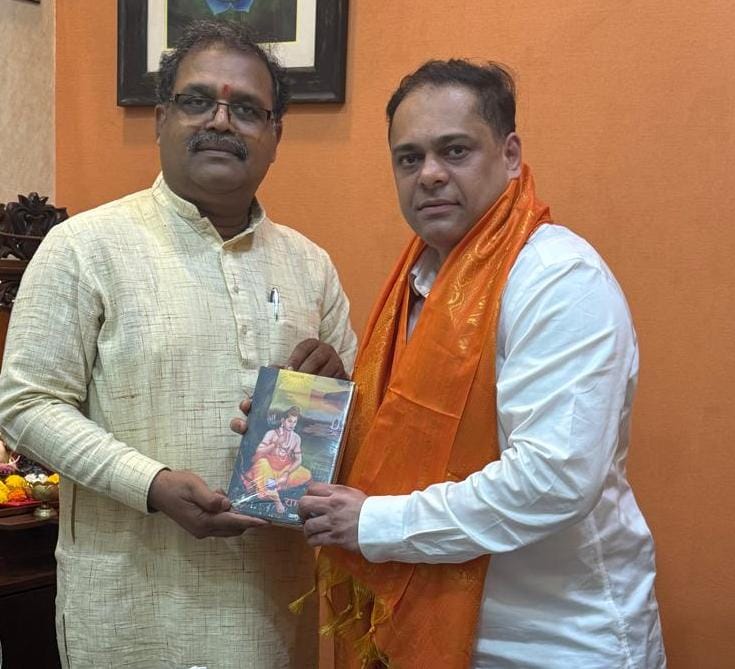 मुंबई भाजपा उपाध्यक्षपदाची जबाबदारी स्विकारल्यानंतर श्री. अमरजीत मिश्रा यांनी माझी सदिच्छा भेट घेतली.

यावेळी त्यांना नवीन जबाबदारीसाठी मनःपूर्वक शुभेच्छा दिल्या.

#BJPMumbai #BJPParivar #Mumbai #BJP #AmeetSatamWithMumbai

<a href="/BJP4Maharashtra/">भाजपा महाराष्ट्र</a> <a href="/BJP4Mumbai/">BJP Mumbai</a> <a href="/Amarjeetmbjp/">Amarjeet Mishra maharashtra bjp</a>