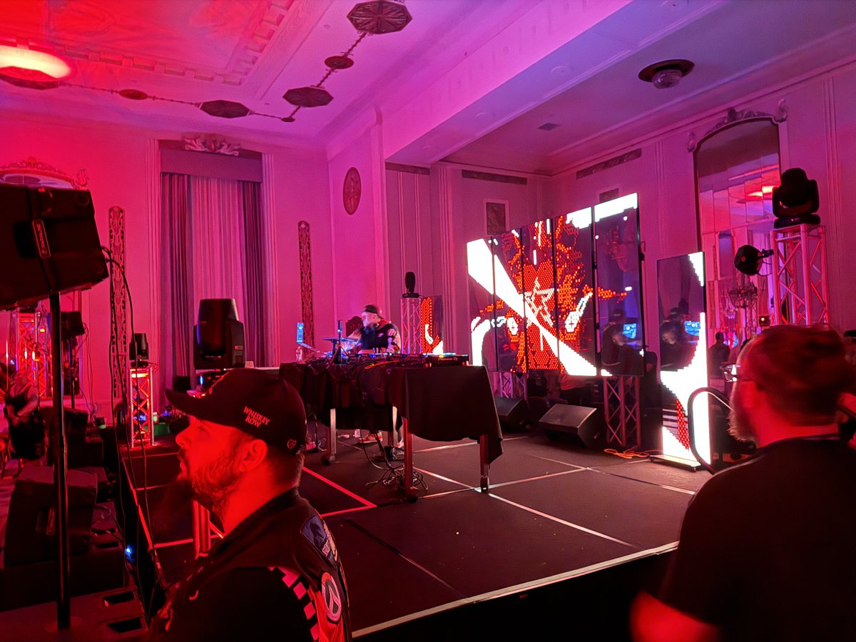 I'm at Anime Milwaukee!✨
I'll be DJing on the main stage tomorrow night!
Come check it out~~~!🙆‍♂️