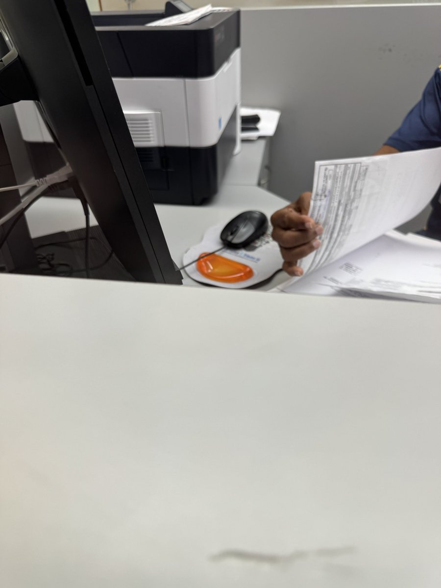 Llevo 35 minutos esperando que el servidor público, me entregue unos documentos que eran para ayer. Él llegó tarde, no saludó, no respondió saludo que le dí, se sentó prende el pc, ahora esta cortando unas hojas y no dice nada. 37 minutos ya, por que me distraje.