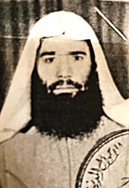 ALfalehaaa's tweet photo. #قراء_الرياض 
الشيخ حمد بن عبد الله بن كليب آل مغيرة – رحمه الله – مِن أئمة مدينة الرياض القدماء، فقد بدأ الإمامة عام 1402هـ 1982م في مسجد الزهيري بحي نمار جنوب العاصمة .. وكان قبل ذلك يتولّى الإمامة نيابةً عن والده في مركز الحلوة بمدينته حوطة بني تميم ..

بعد أن أمضى سنتين في مسجد الزهيري انتقلَ إمامًا بمسجد آل الشيخ بحي الشفا عام 1404هـ 1984م، وبَقِي فيه عشر سنوات .. ولمّا بُنِي مسجد ابن كليب بحي شُبرا عام 1413هـ 1993م انتقل اليه، ولم يبق فيه كثيرًا، إذ طُلِبَ للإمامة بمسجد إمارة منطقة الرياض عام 1415هـ 1995م .. وبَقِي إمامًا فيه إلى حين وفاته – رحمه الله – نهار يوم عرفة من عام 1417هـ 1997م ..

الشيخُ مِن مواليد حوطة بني تميم عام 1368هـ 1949م .. وبها نشأ ودرَسَ المرحلة الابتدائية، وبعد تخرّجه في معهد الحوطة العلمي انتقل إلى مدينة الرياض ليكمل دراسته في كلية الشريعة بجامعة الإمام محمد بن سعود الإسلامية، وبعد تخرُّجه من الكلية درس الماجستير وأكمل السنة التمهيدية إلا أنه انقطع ولم يُكمل بسبب ارتباطه بعمله الوظيفي بإمارة منطقة الرياض، حيث كان يعمل مستشارًا شرعيًّا..

عُيِّنَ – رحمه الله – نائبًا لمدير شؤون السجناء، وعضوًا في لجنة السجناء المُعسرين بالإمارة، وبذَلَ جهودًا كبيرة في التخفيف عن معاناة أولئك المُعسرين وتفريج كُربِهم، فجزاهم الله عنهم خير الجزاء ..
تلاوة الشيخ على طريقة قراءة النجديين وبخاصة كبار السنّ، حيث القراءة الخاشعة غير المتكلّفة، وبرفقه مقطع من تلاوته – رحمه الله رحمة واسعة -.