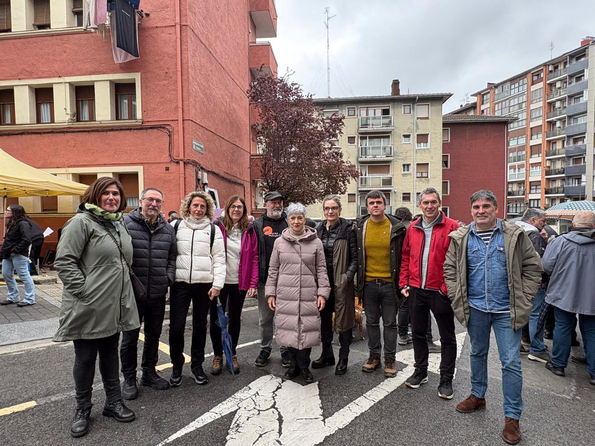 EHBilduBasauri's tweet photo. Gaur Anton Ferrerori omenaldi hunkigarria Basaurin bere hilketaren 50. urteurrenean.

Hoy el pueblo de Basauri ha brindado un sentido homenaje a Anton Ferrero en el 50 aniversario de su asesinato.
Justizia eta Memoria
@ehbildubizkaia https://t.co/j43xnht8Ht