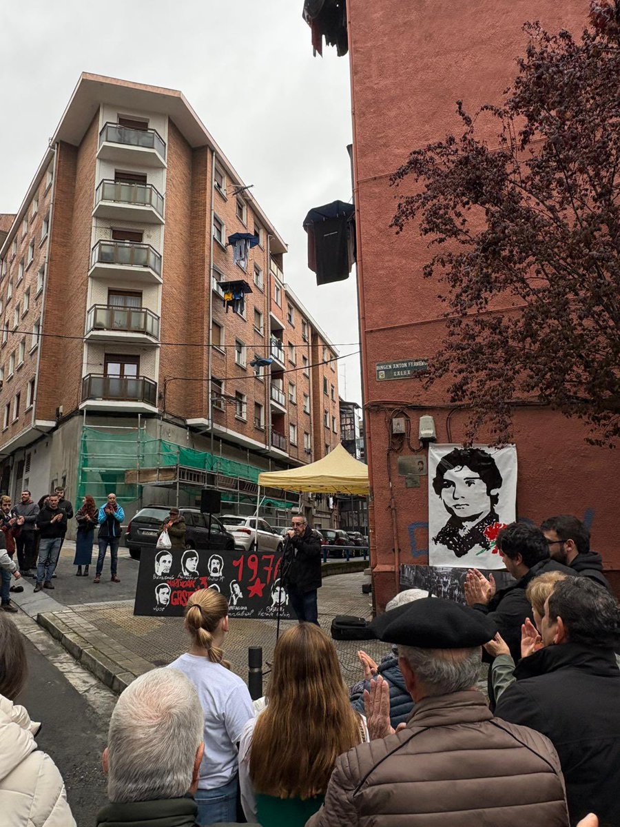 EHBilduBasauri's tweet photo. Gaur Anton Ferrerori omenaldi hunkigarria Basaurin bere hilketaren 50. urteurrenean.

Hoy el pueblo de Basauri ha brindado un sentido homenaje a Anton Ferrero en el 50 aniversario de su asesinato.
Justizia eta Memoria
@ehbildubizkaia https://t.co/j43xnht8Ht